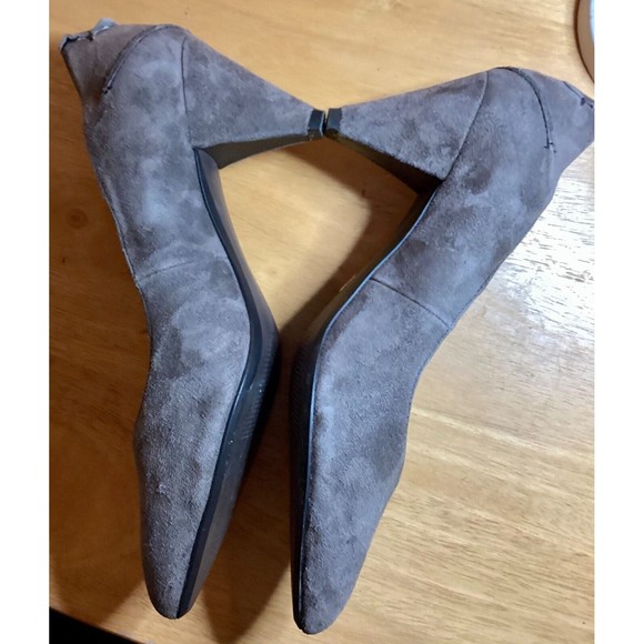 B Makowsky Women's Tan Suede Low Heel Classic Pumps Size 7 - Picture 12 of 14